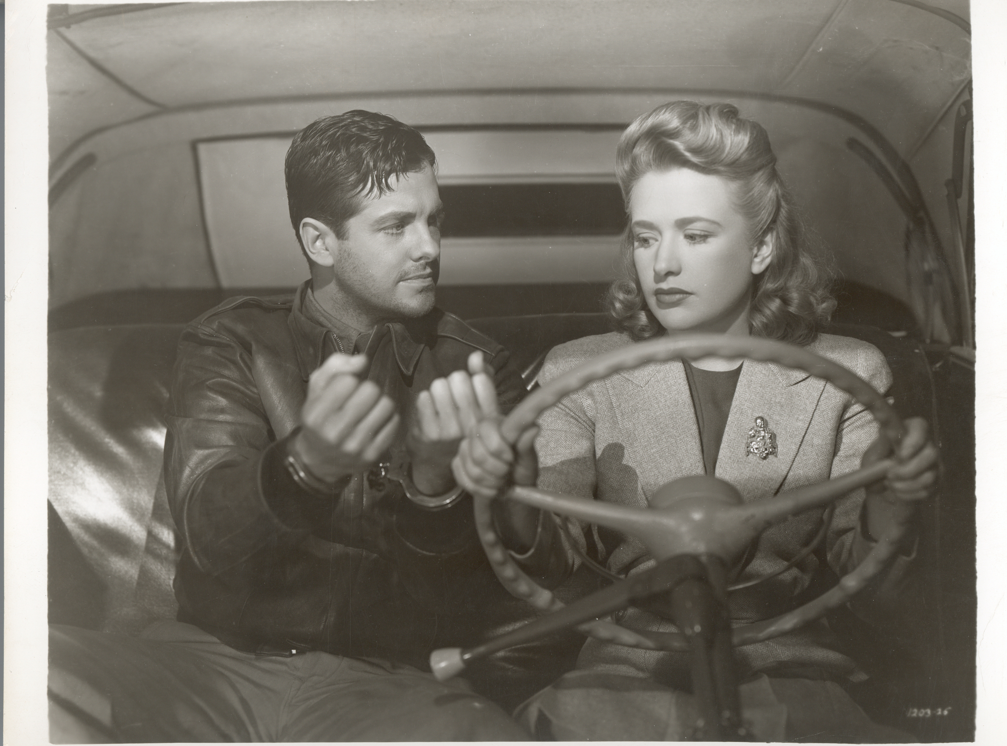 Still of Robert Cummings and Priscilla Lane in Saboteur (1942)