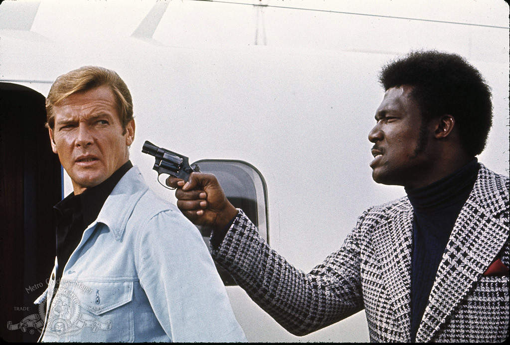 Still of Roger Moore and Tommy Lane in Gyvenk ir leisk mirti (1973)