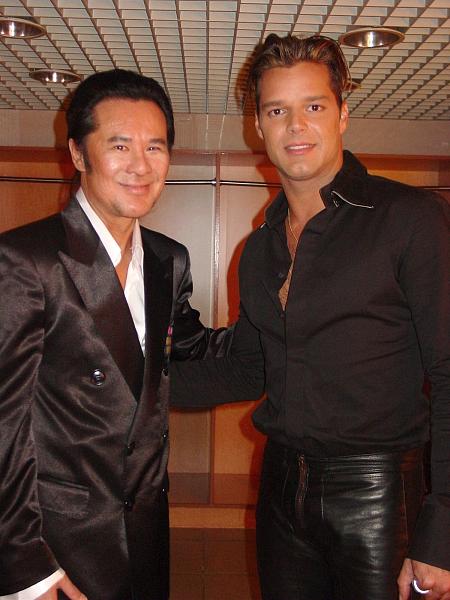 Kwok-Leung Gan with Ricky Martin in Metro Mandarin Songs Award Presentation 2003.