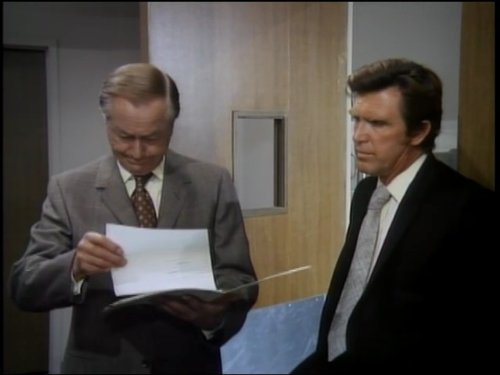 Still of Robert Young and Robert Lansing in Marcus Welby, M.D. (1969)