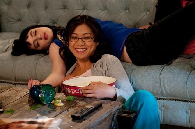 Still of Liza Lapira and Krysten Ritter in Don't Trust the B---- in Apartment 23 (2012)