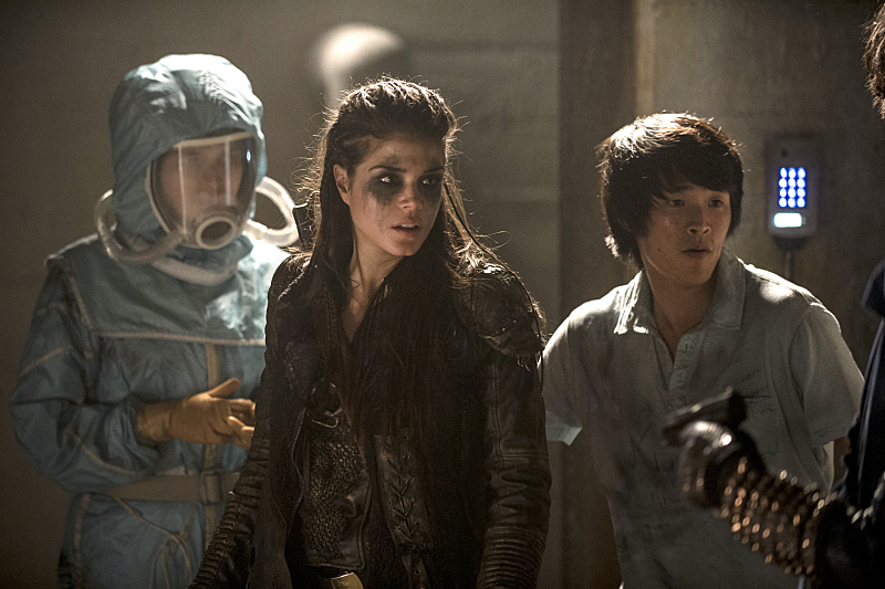 Still of Christopher Larkin, Eve Harlow and Marie Avgeropoulos in The 100 (2014)