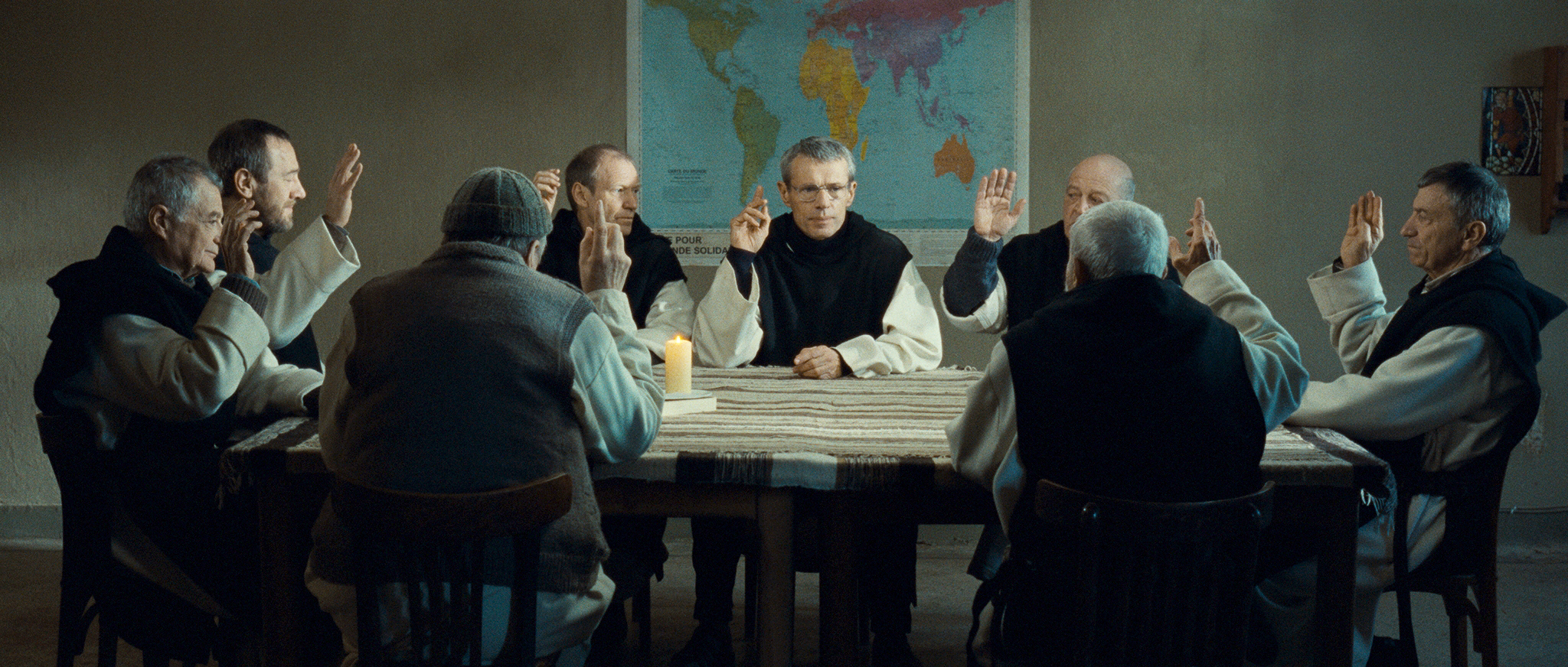 Still of Jean-Marie Frin, Philippe Laudenbach, Xavier Maly, Loïc Pichon, Olivier Rabourdin and Lambert Wilson in Des hommes et des dieux (2010)