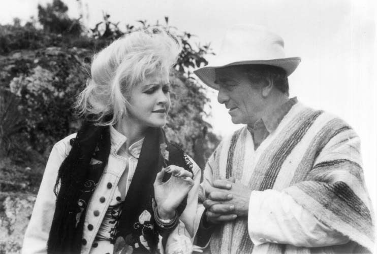 Still of Peter Falk and Cyndi Lauper in Vibes (1988)