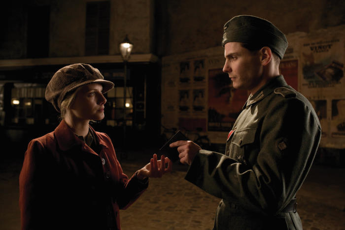 Still of Daniel Brühl and Mélanie Laurent in Negarbingi sunsnukiai (2009)