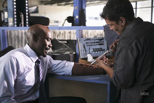 Still of Morris Chestnut and Darcy Laurie in V (2009)