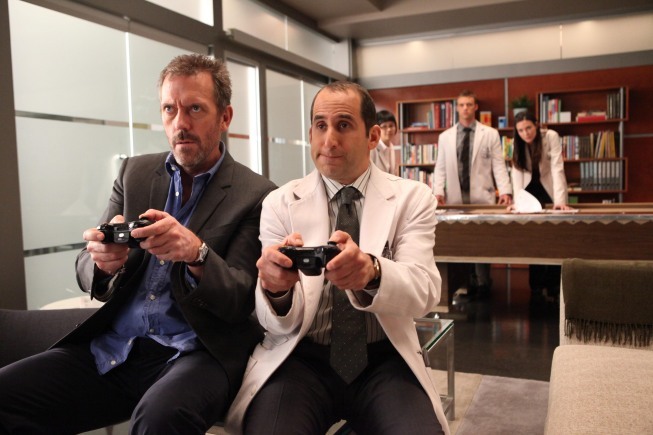 Still of Peter Jacobson and Hugh Laurie in Hausas (2004)