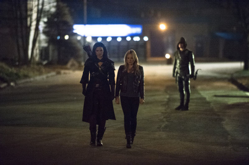 Still of Katrina Law, Stephen Amell and Caity Lotz in Strele (2012)