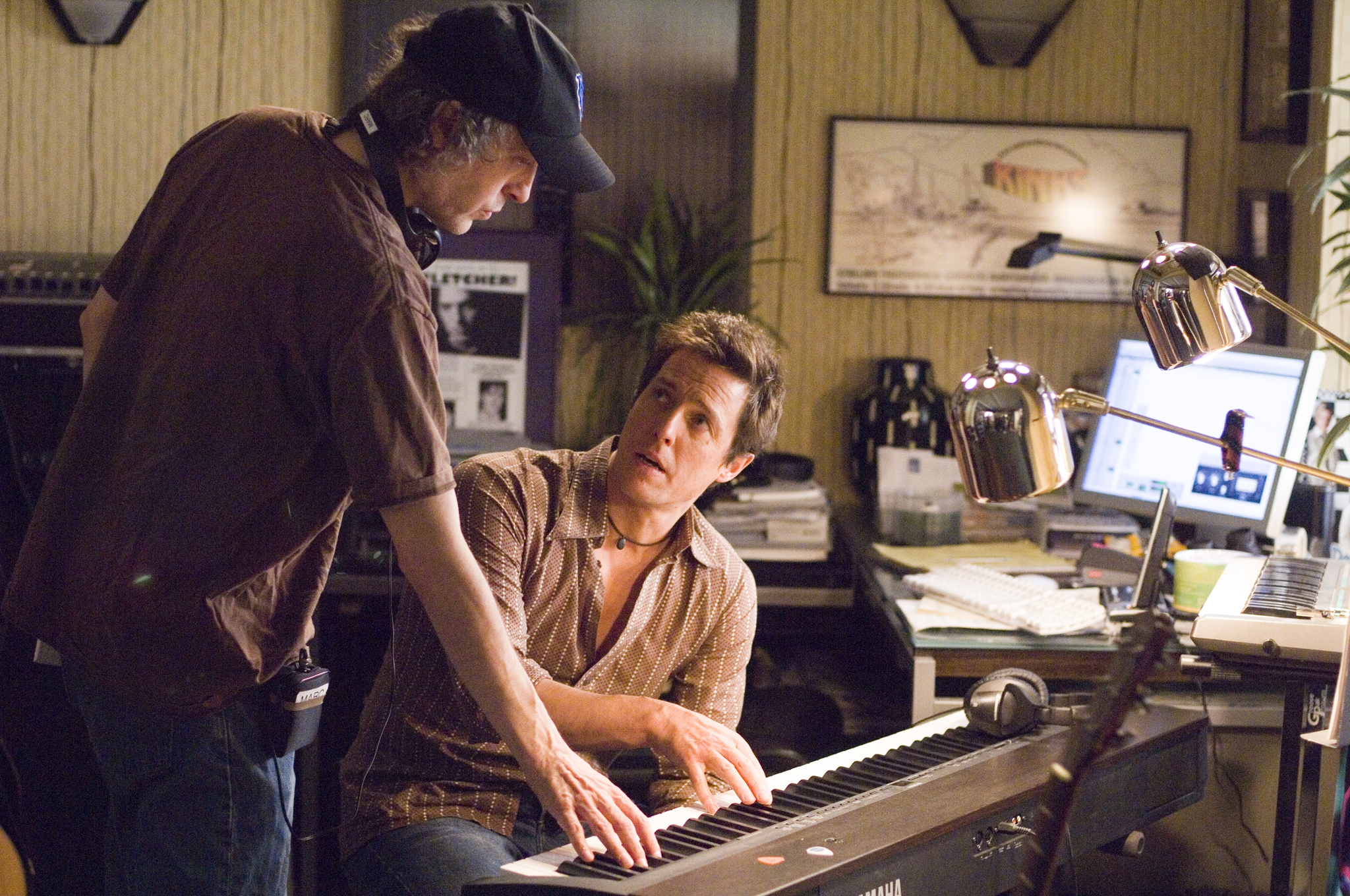 Still of Hugh Grant and Marc Lawrence in Muzika ir zodziai (2007)