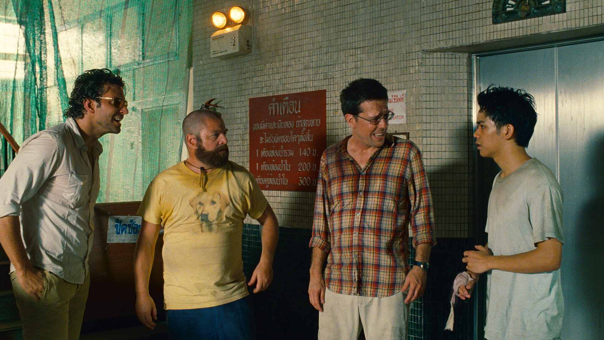 Still of Bradley Cooper, Zach Galifianakis, Mason Lee and Ed Helms in Pagirios Tailande (2011)