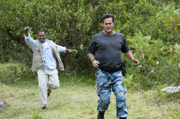 Still of Bruce Campbell and RonReaco Lee in Burn Notice: The Fall of Sam Axe (2011)