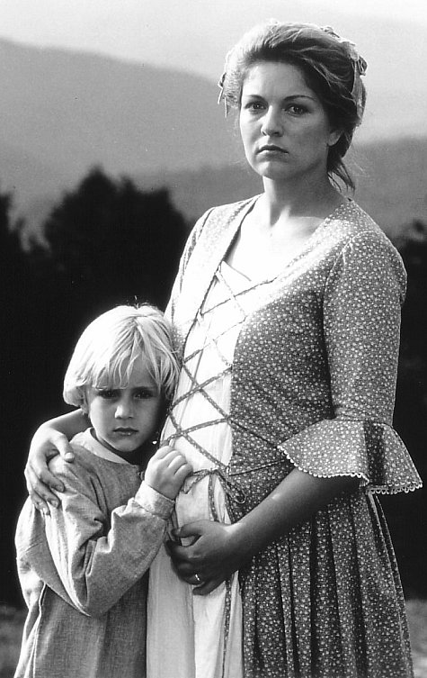 Still of Sheryl Lee and Tyler Noyes in Follow the River (1995)