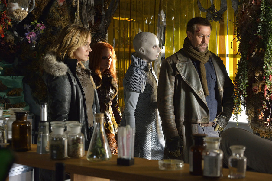 Still of Julie Benz, Grant Bowler, Stephanie Leonidas and Trenna Keating in Defiance (2013)