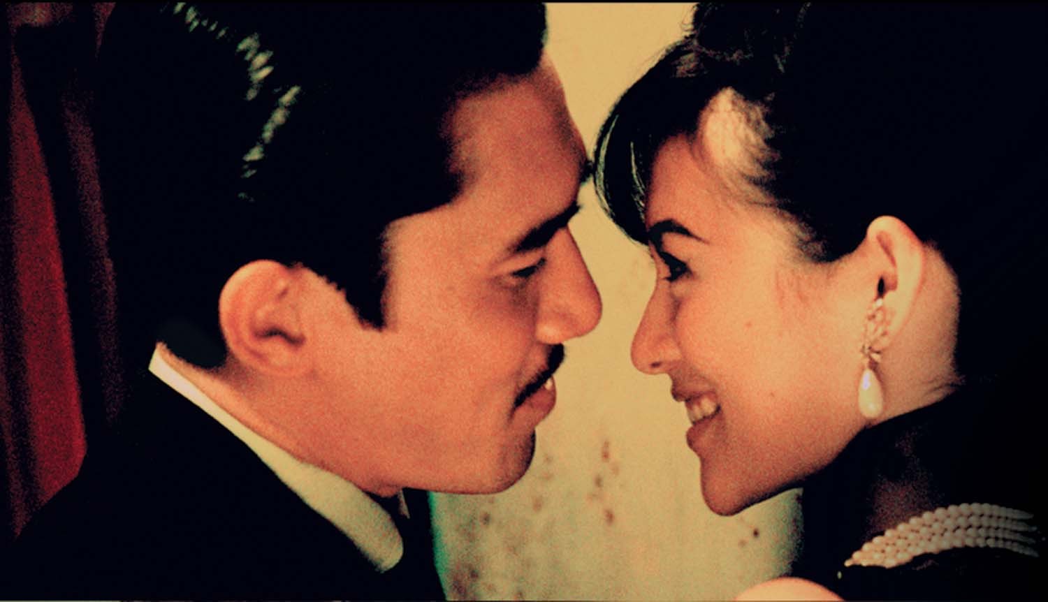 Still of Tony Chiu Wai Leung and Ziyi Zhang in 2046 (2004)