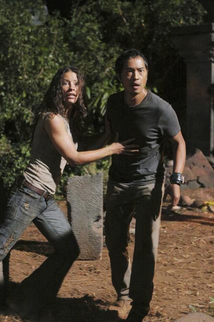 Still of Ken Leung and Evangeline Lilly in Dinge (2004)