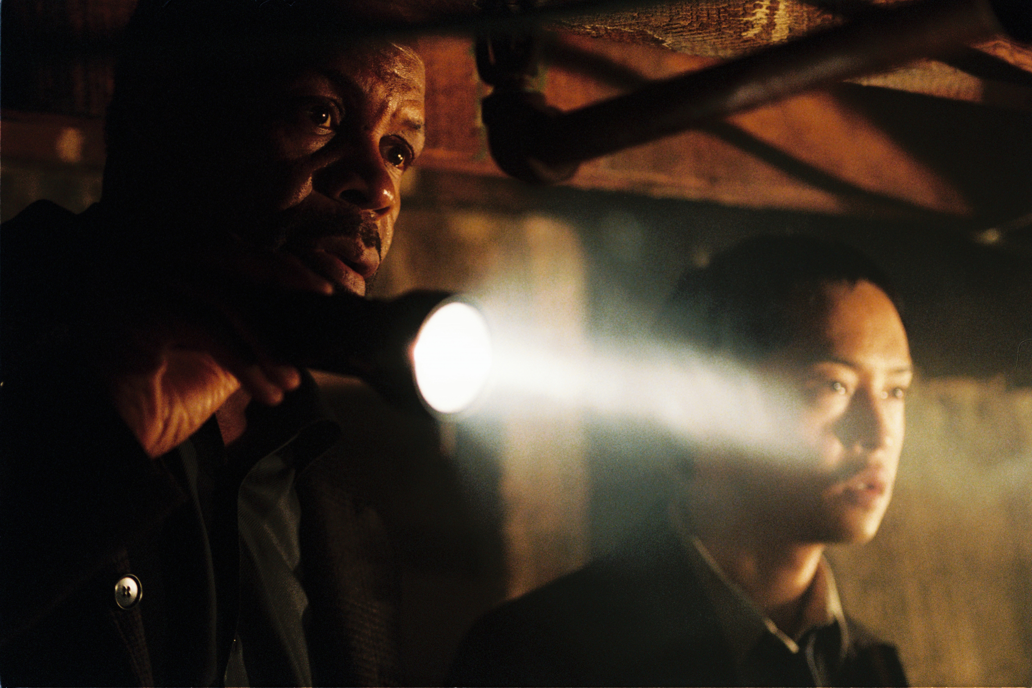 Still of Danny Glover and Ken Leung in Saw (2004)