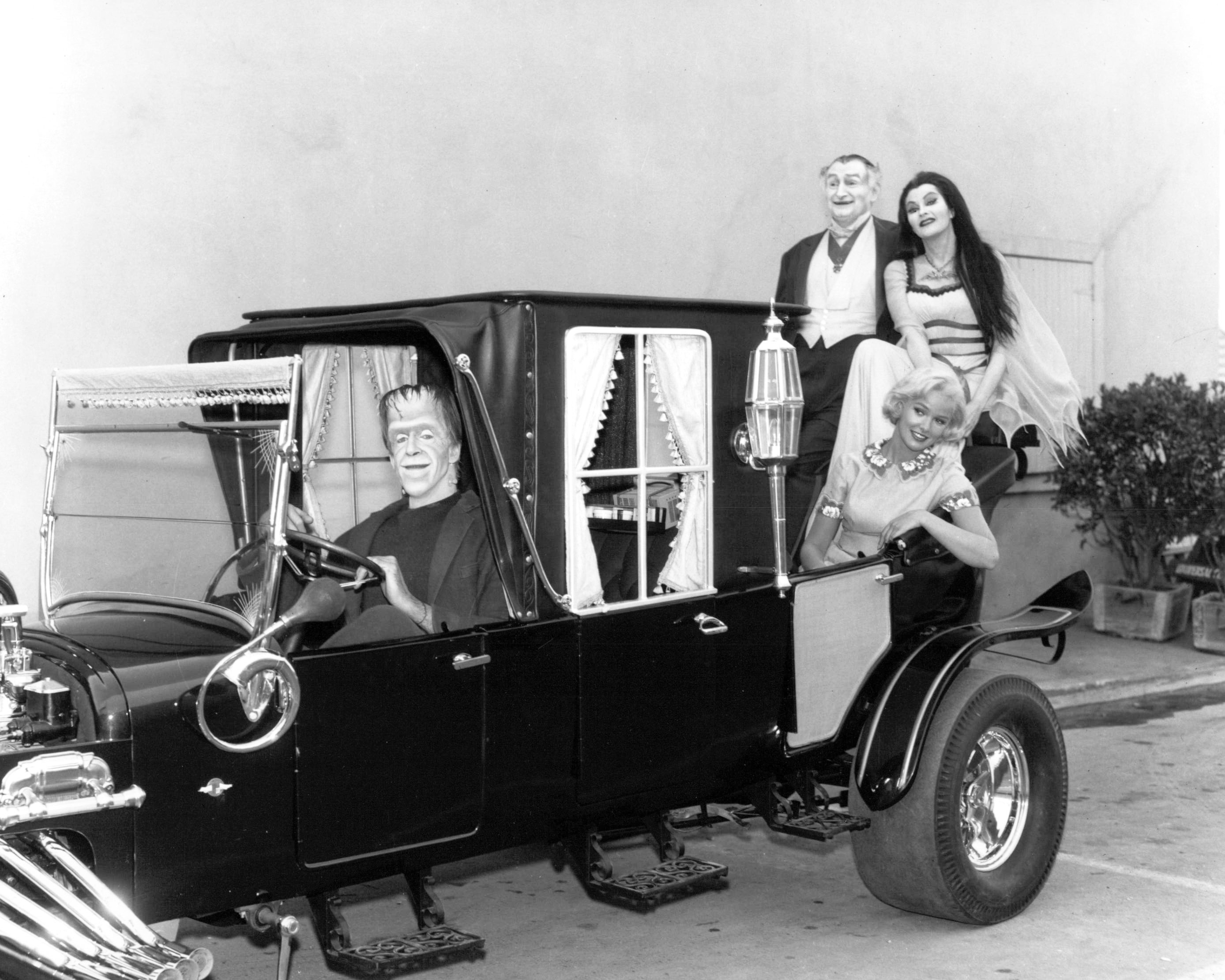 Still of Yvonne De Carlo, Fred Gwynne, Al Lewis and Pat Priest in The Munsters (1964)