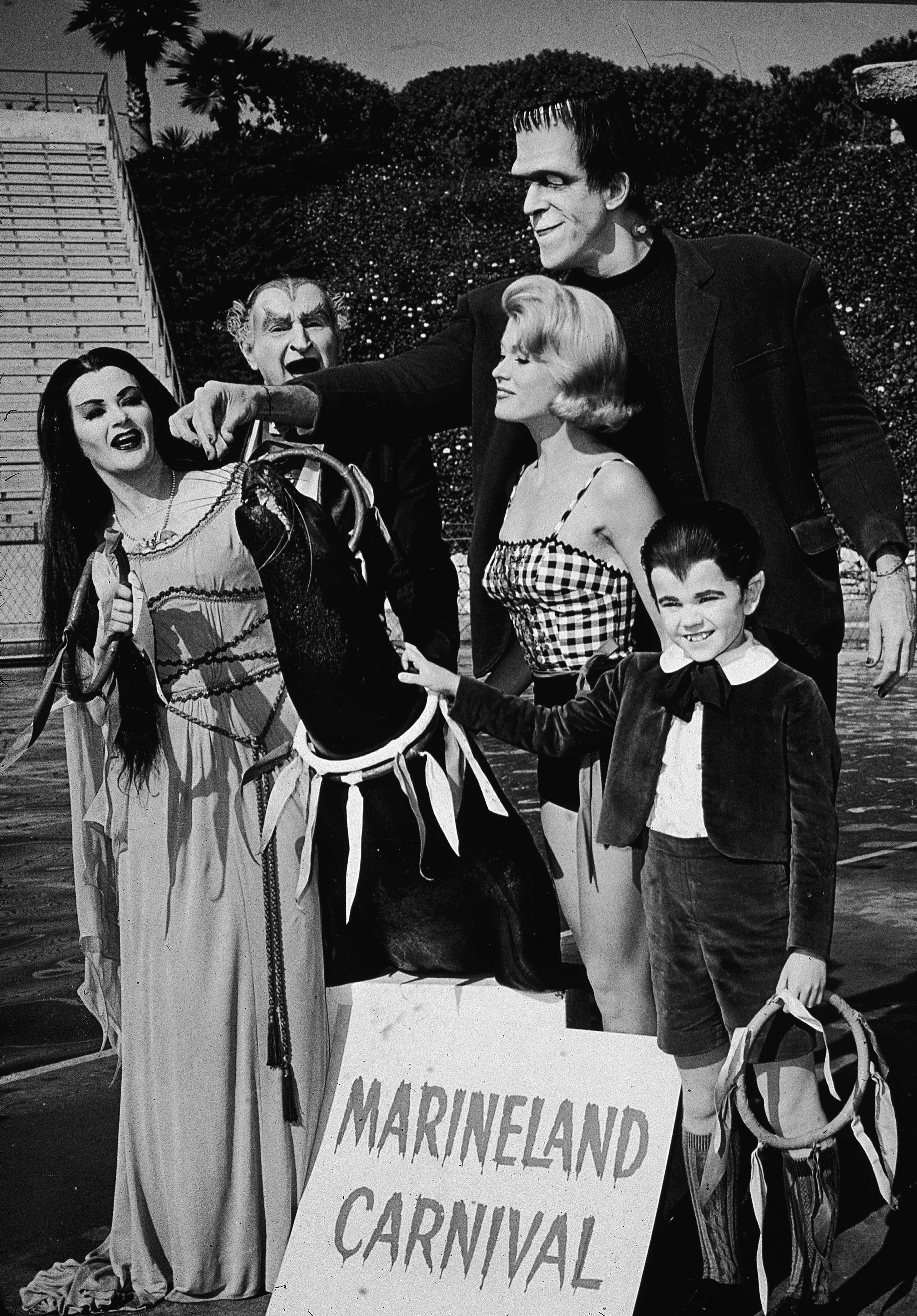 Still of Yvonne De Carlo, Fred Gwynne, Al Lewis, Butch Patrick and Pat Priest in The Munsters (1964)