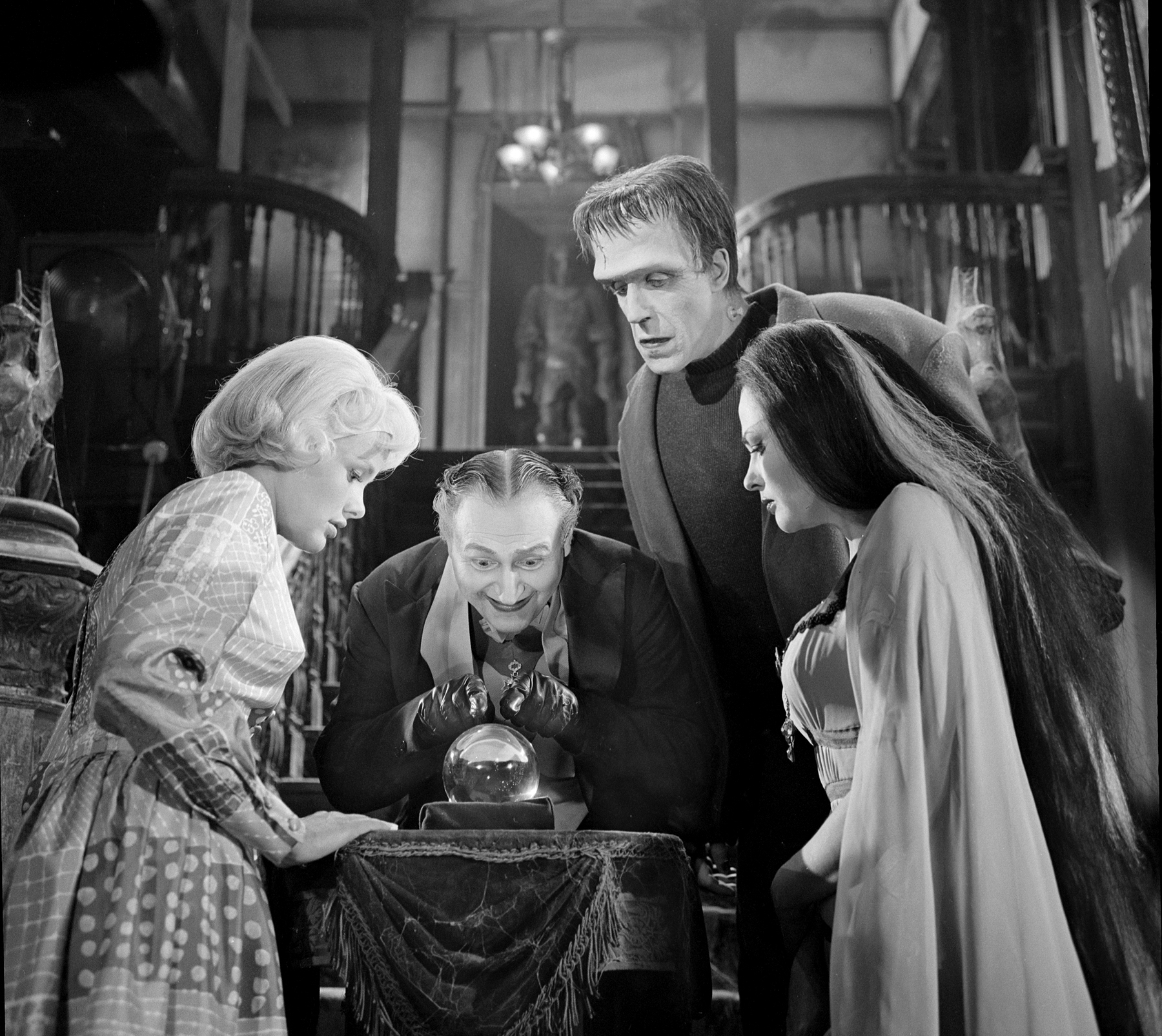 Still of Yvonne De Carlo, Fred Gwynne, Al Lewis and Pat Priest in The Munsters (1964)