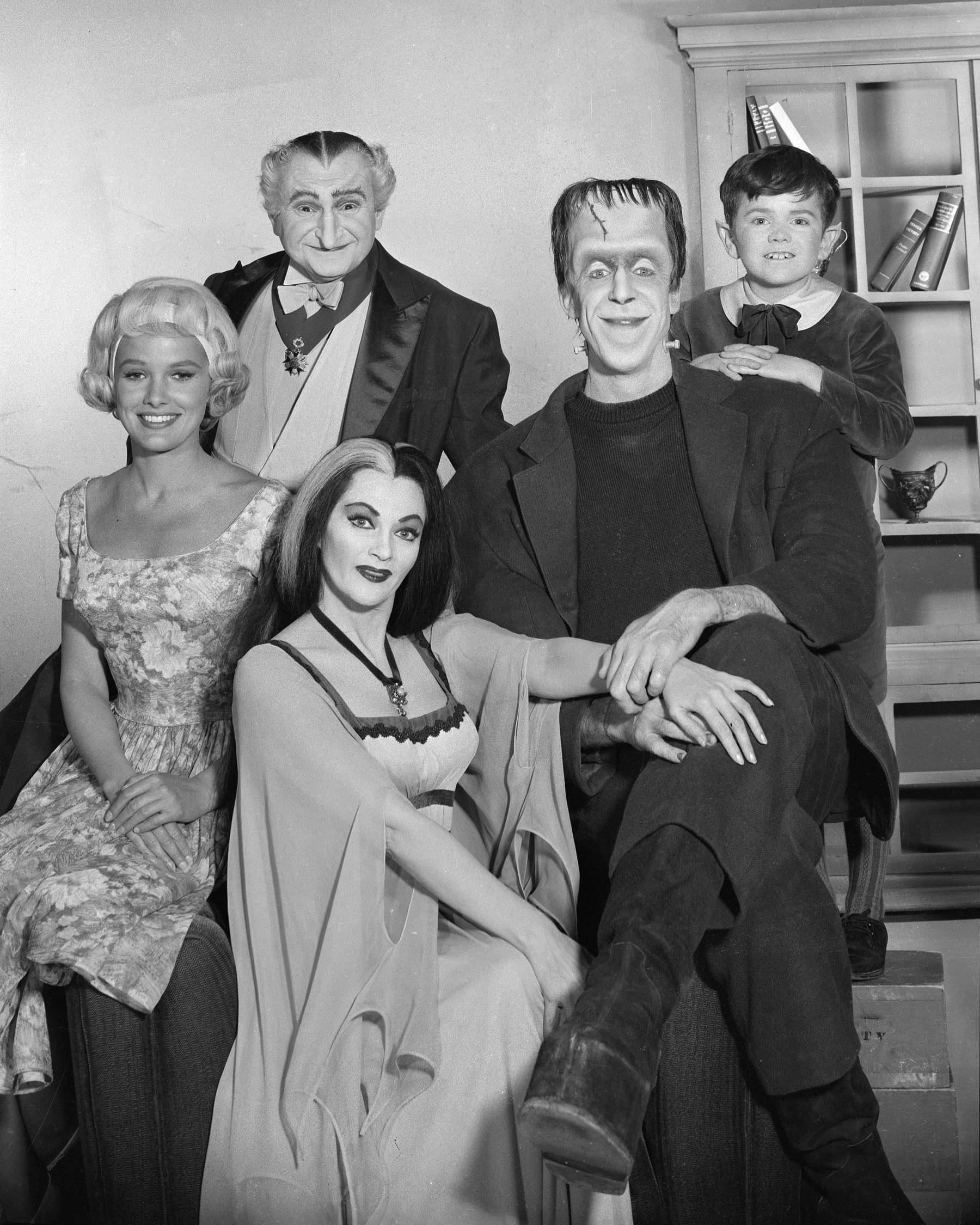 Still of Yvonne De Carlo, Fred Gwynne, Al Lewis, Beverley Owen and Butch Patrick in The Munsters (1964)