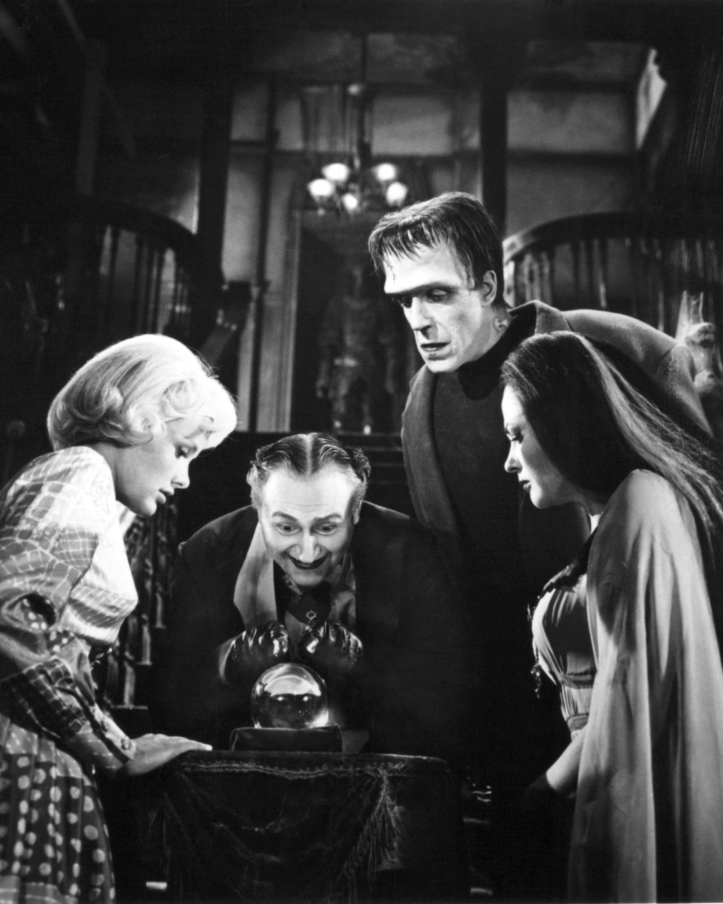 Still of Yvonne De Carlo, Fred Gwynne, Al Lewis and Beverley Owen in The Munsters (1964)