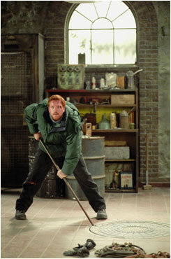 Still of Damian Lewis in Dreamcatcher (2003)