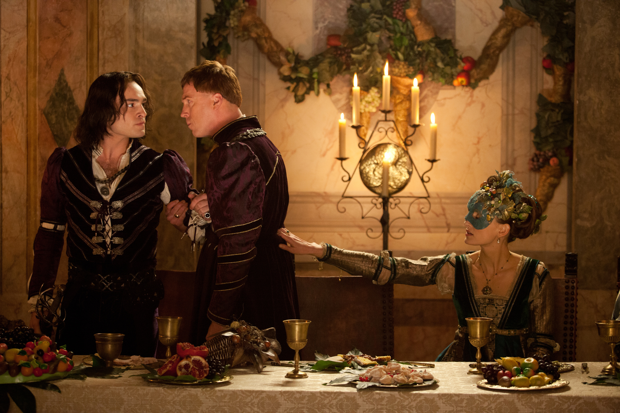 Still of Damian Lewis and Ed Westwick in Romeo & Juliet (2013)