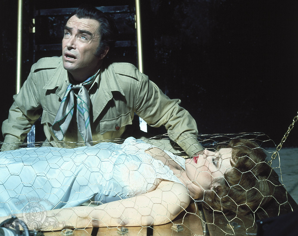 Still of Robert Quarry and Fiona Lewis in Dr. Phibes Rises Again (1972)