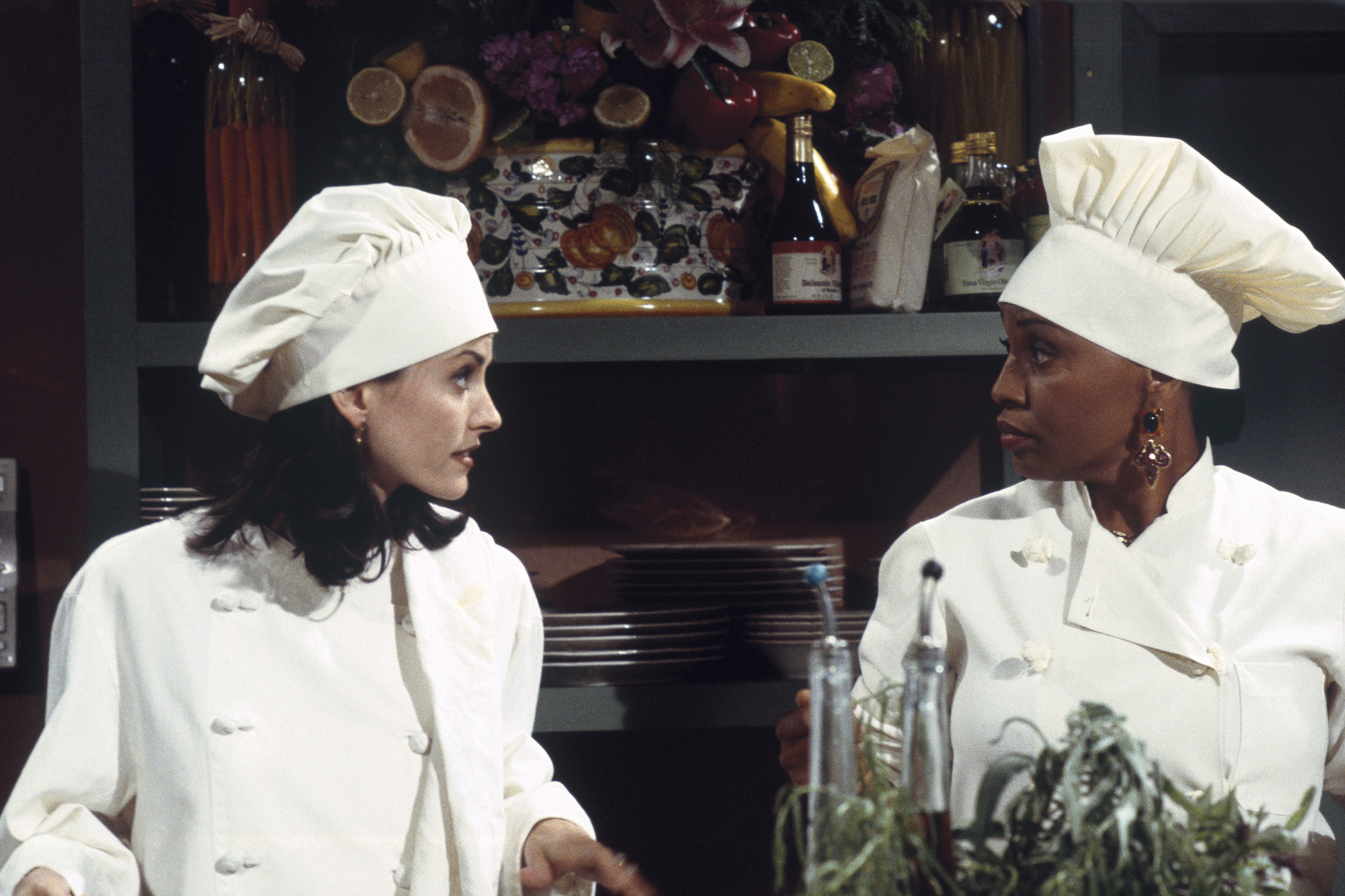 Still of Courteney Cox and Jenifer Lewis in Draugai (1994)
