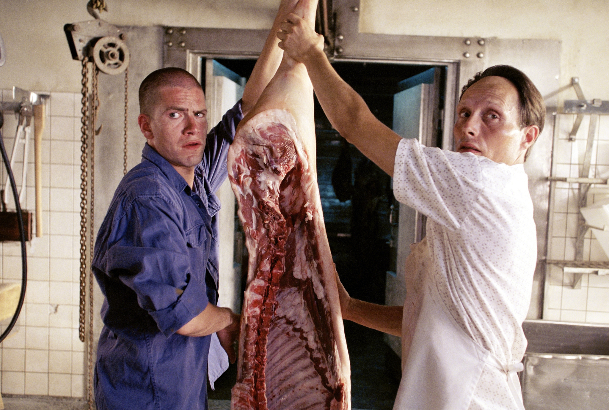 Still of Nikolaj Lie Kaas and Mads Mikkelsen in De grønne slagtere (2003)