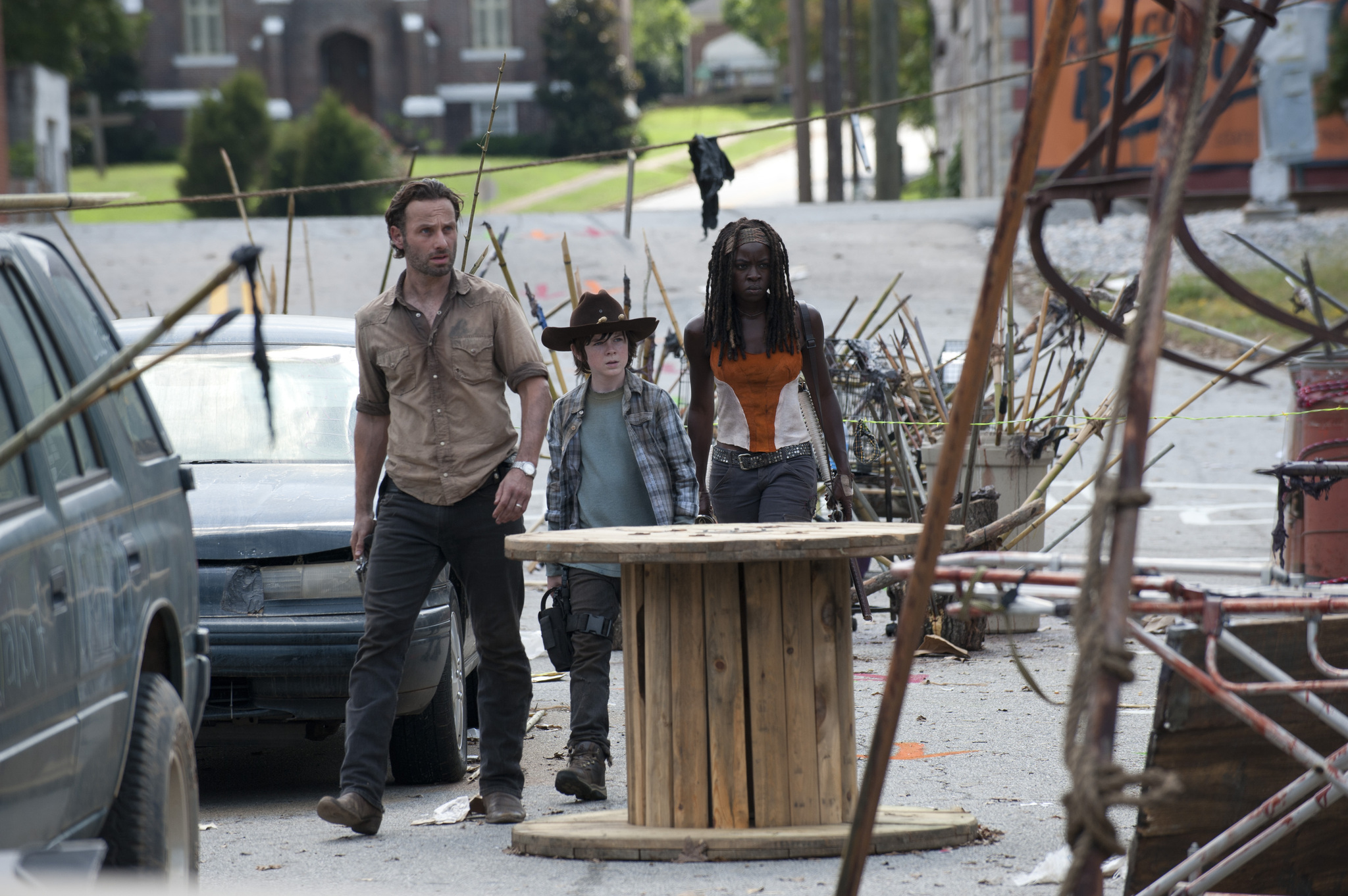 Still of Andrew Lincoln, Danai Gurira and Chandler Riggs in Vaiksciojantys negyveliai (2010)