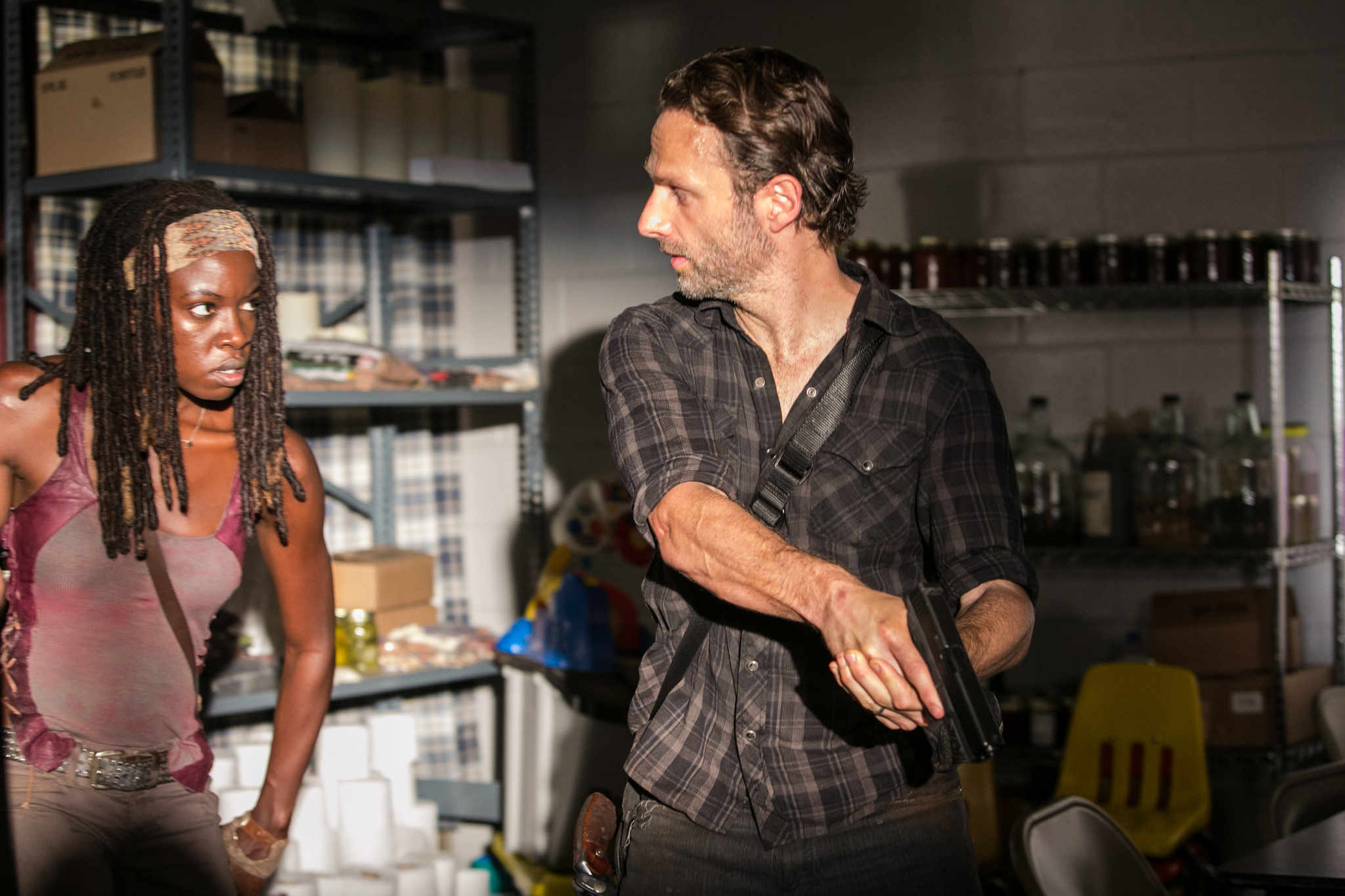 Still of Andrew Lincoln and Danai Gurira in Vaiksciojantys negyveliai (2010)