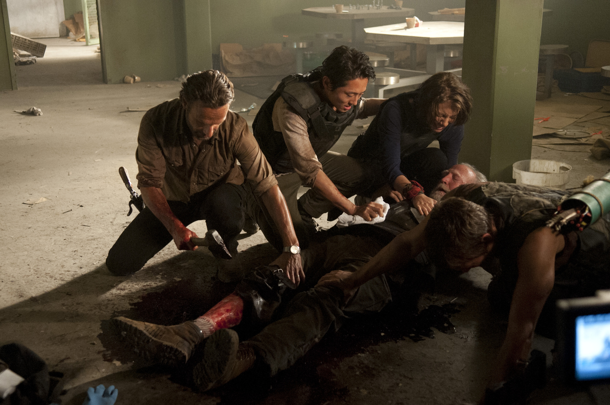 Still of Norman Reedus, Andrew Lincoln, Lauren Cohan and Steven Yeun in Vaiksciojantys negyveliai (2010)