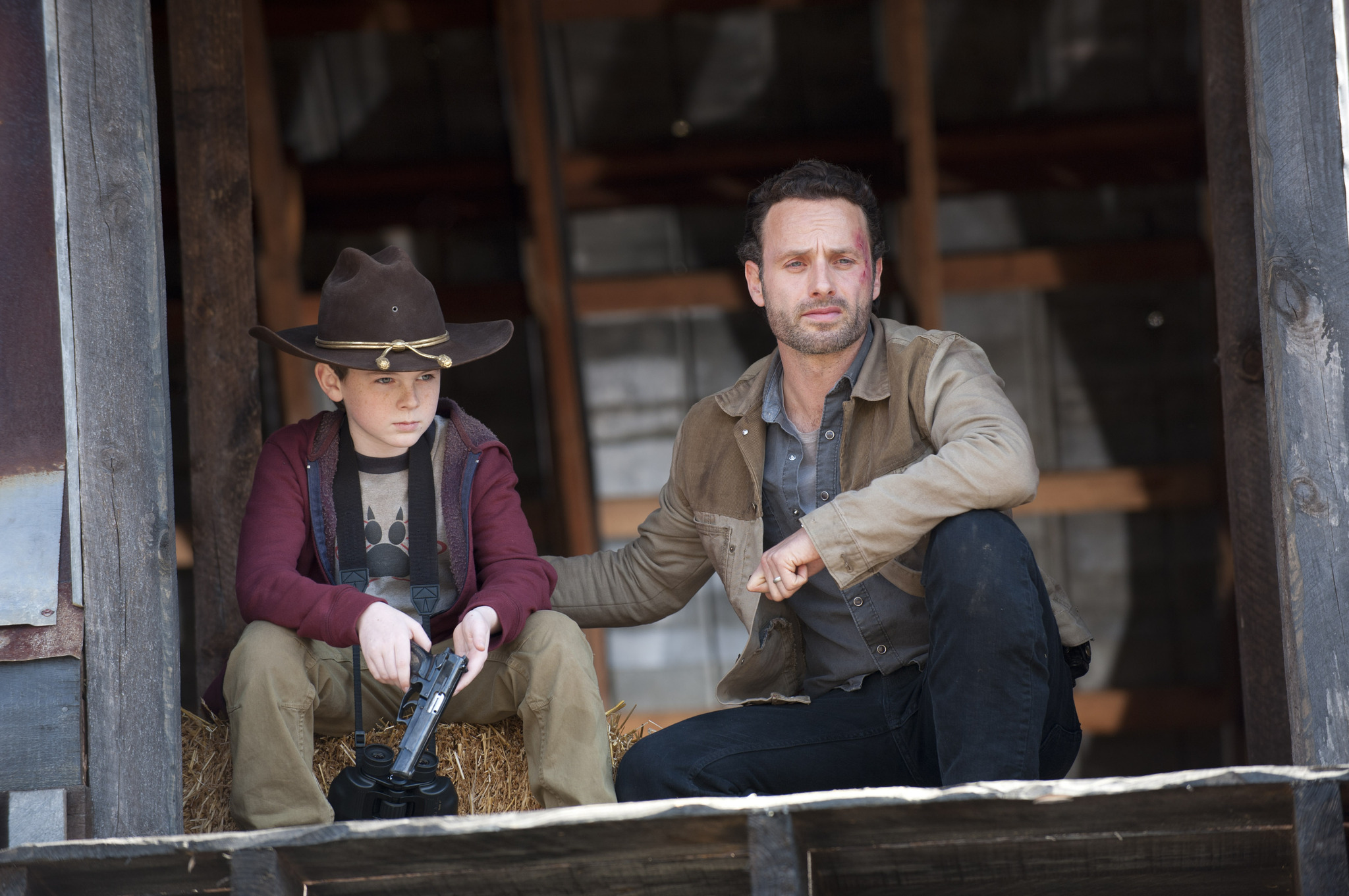 Still of Andrew Lincoln and Chandler Riggs in Vaiksciojantys negyveliai (2010)