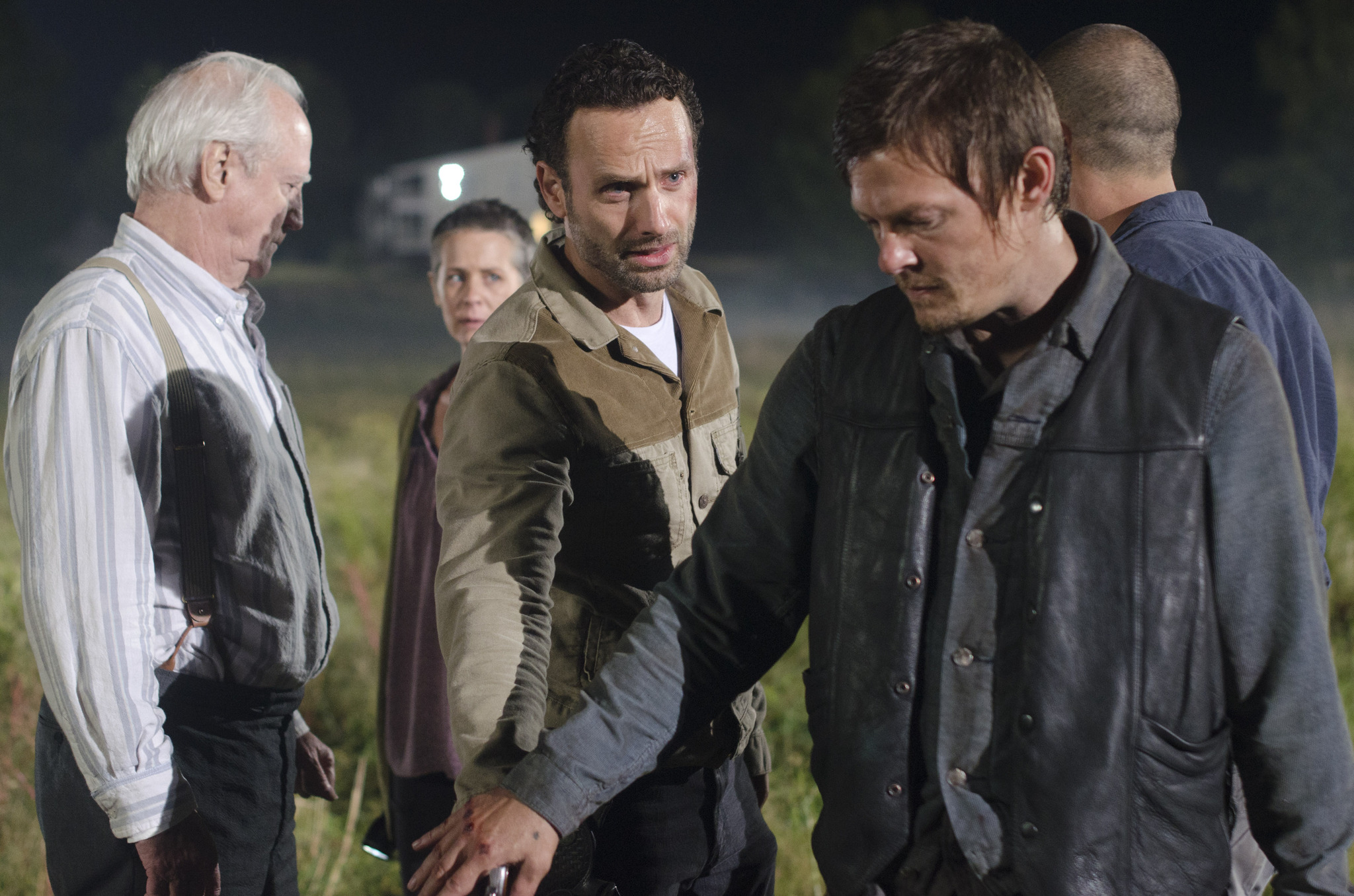 Still of Norman Reedus, Andrew Lincoln, Melissa McBride and Jon Bernthal in Vaiksciojantys negyveliai (2010)