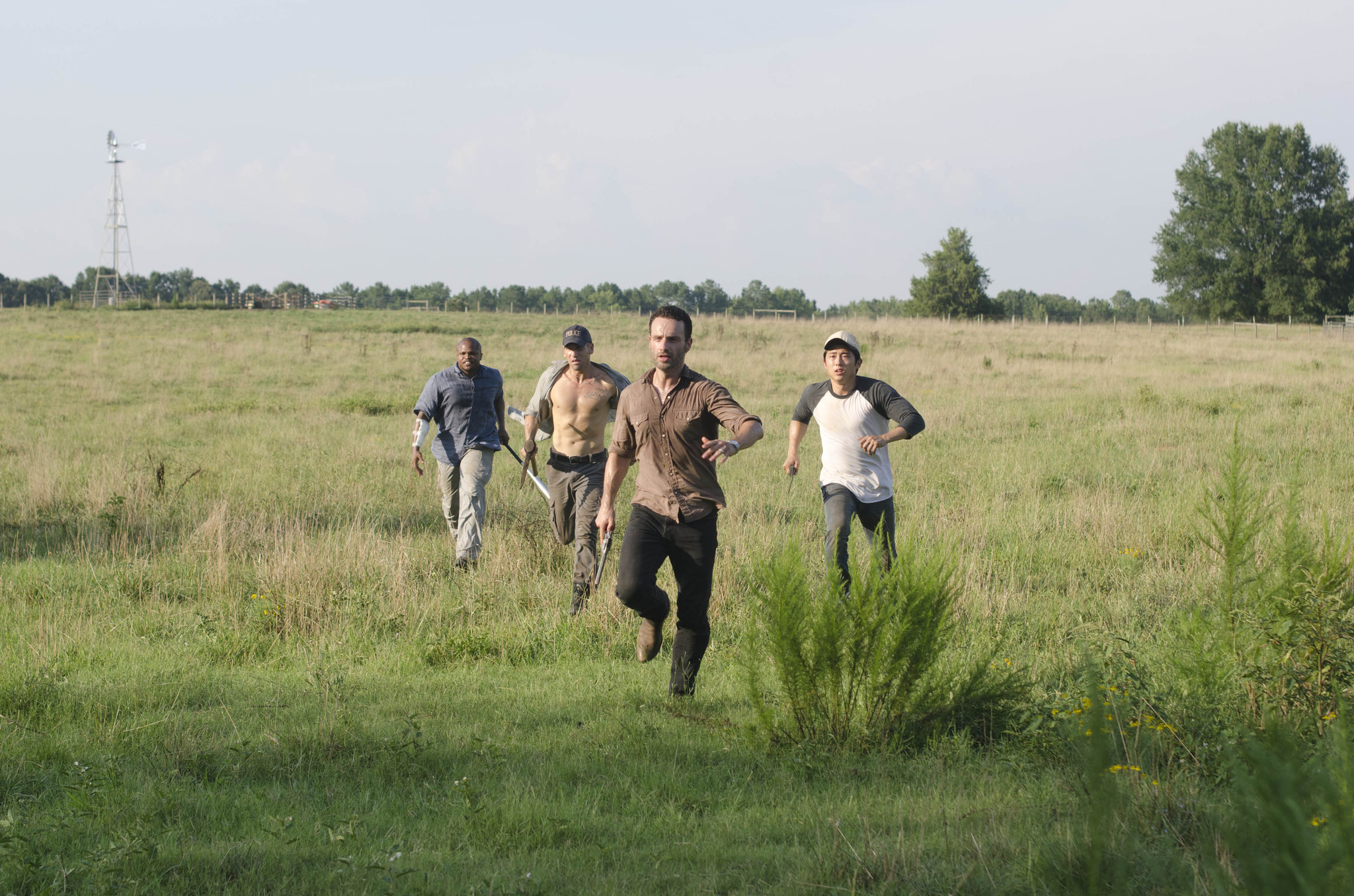 Still of Andrew Lincoln, Jon Bernthal and Steven Yeun in Vaiksciojantys negyveliai (2010)