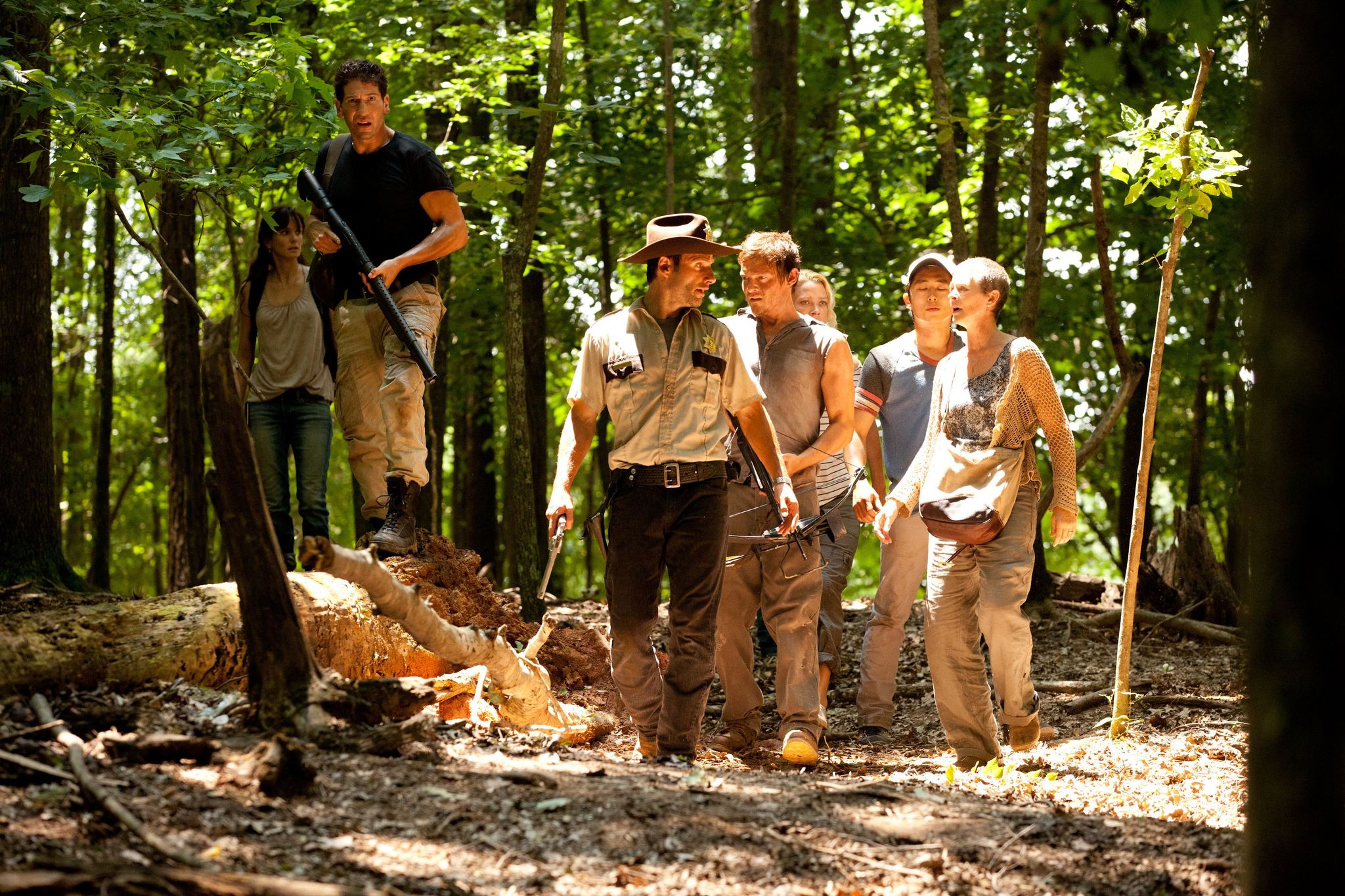 Still of Norman Reedus, Laurie Holden, Andrew Lincoln, Melissa McBride, Sarah Wayne Callies, Jon Bernthal and Steven Yeun in Vaiksciojantys negyveliai (2010)