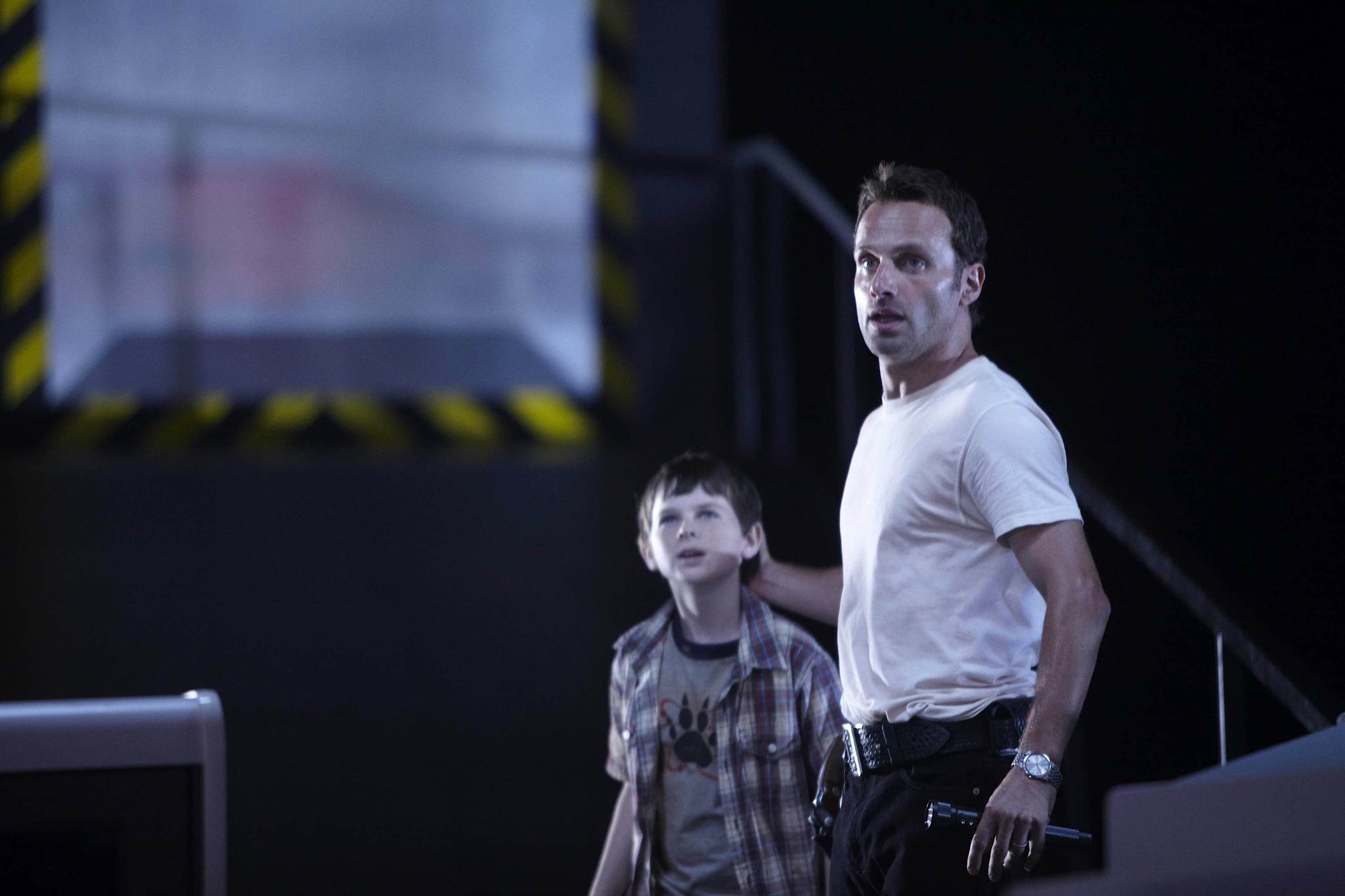 Still of Andrew Lincoln and Chandler Riggs in Vaiksciojantys negyveliai (2010)