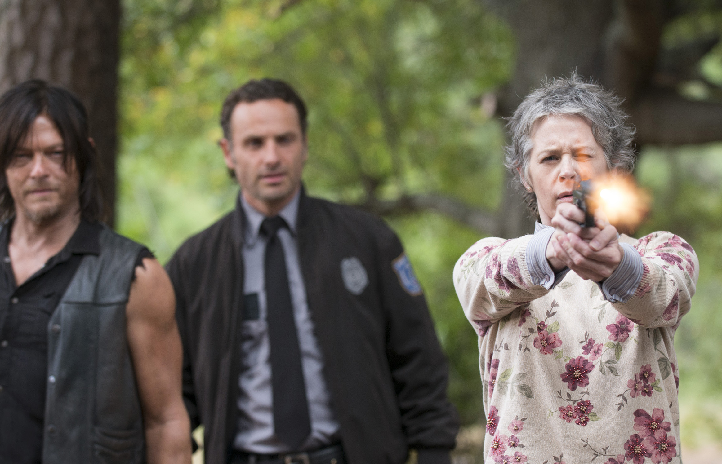 Still of Norman Reedus, Andrew Lincoln and Melissa McBride in Vaiksciojantys negyveliai (2010)