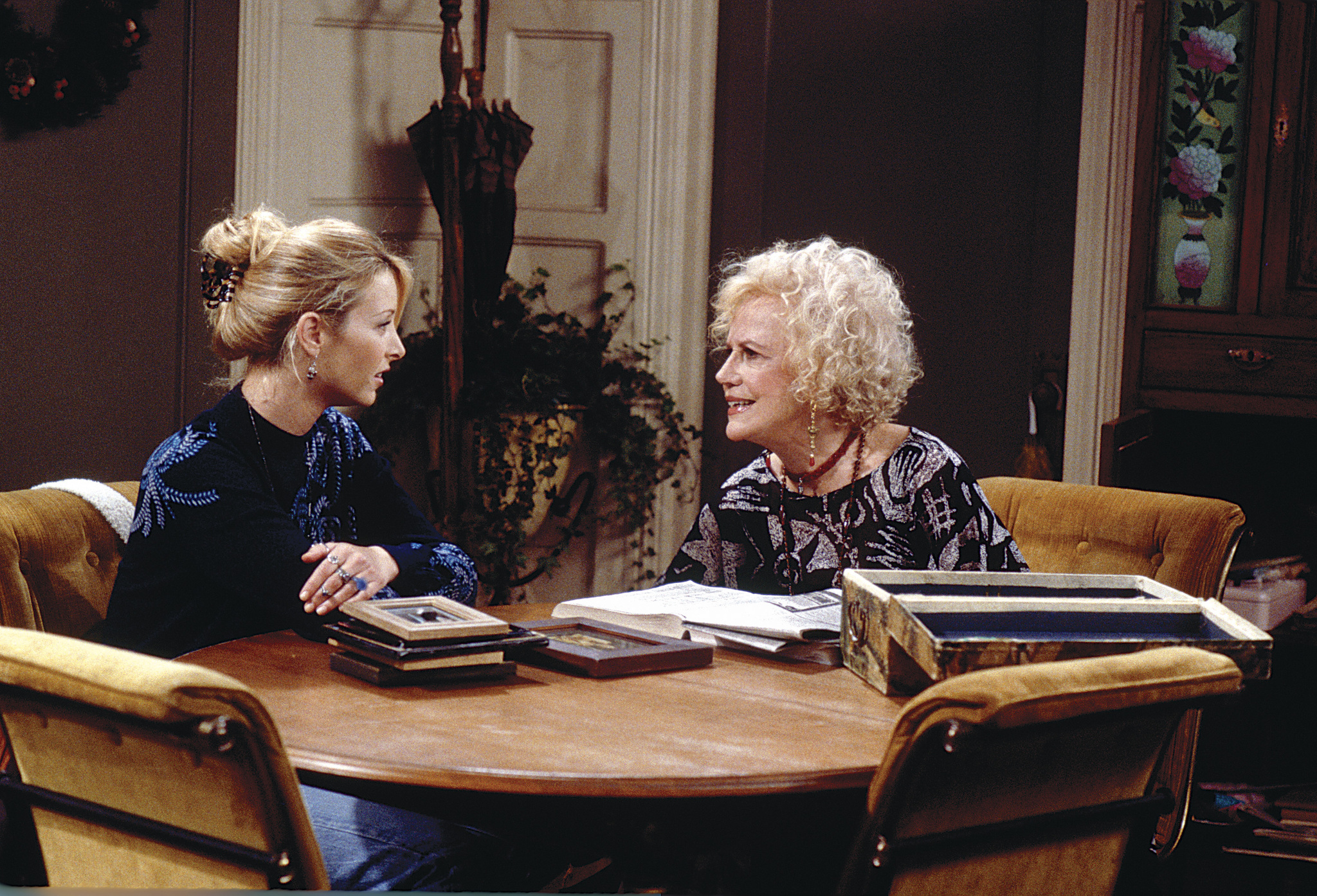 Still of Lisa Kudrow and Audra Lindley in Draugai (1994)