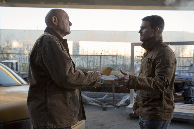 Still of Alexei Leonov, Eugene Lipinski and Stephen Amell in Strele (2012)