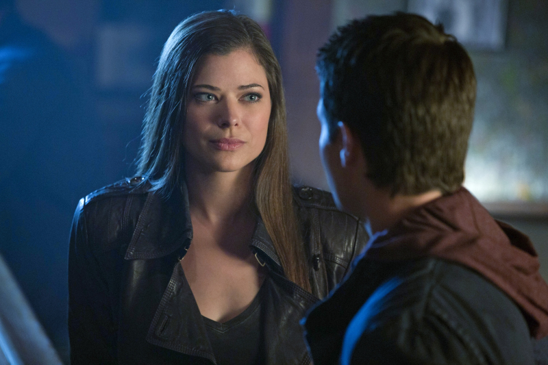 Still of Peyton List and Robbie Amell in The Tomorrow People (2013)