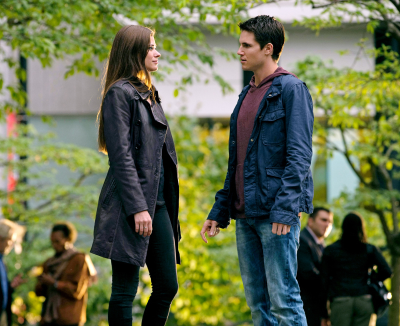 Still of Peyton List and Robbie Amell in The Tomorrow People (2013)