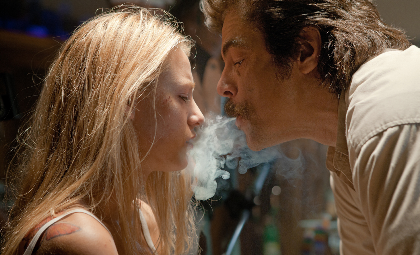 Still of Benicio Del Toro and Blake Lively in Laukiniai (2012)