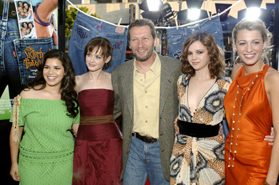 Alexis Bledel, Ken Kwapis, Blake Lively, Amber Tamblyn and America Ferrera at event of The Sisterhood of the Traveling Pants (2005)