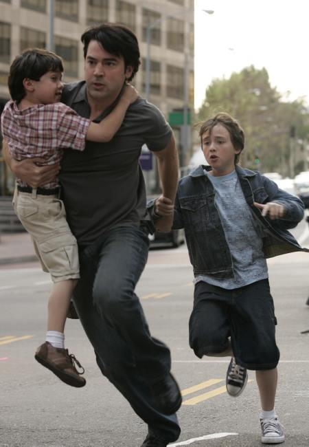 Still of Ron Livingston, Ryan Malgarini and Tanner Blaze in Derybininkai (2006)