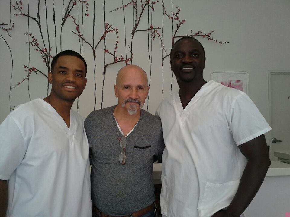 On set with Larenz Tate and Akon