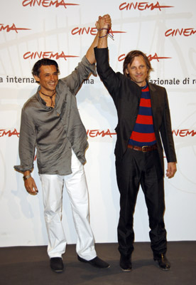 Viggo Mortensen and Enrico Lo Verso at event of Alatriste (2006)