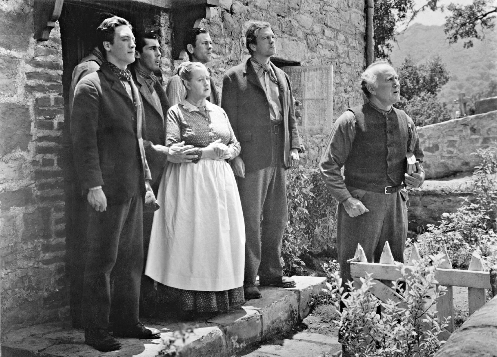 Still of Sara Allgood, Donald Crisp, Richard Fraser, Patric Knowles, John Loder, James Monks and Evan S. Evans in How Green Was My Valley (1941)
