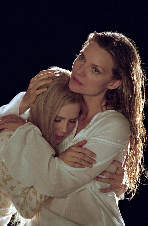 Still of Michelle Pfeiffer and Alison Lohman in White Oleander (2002)